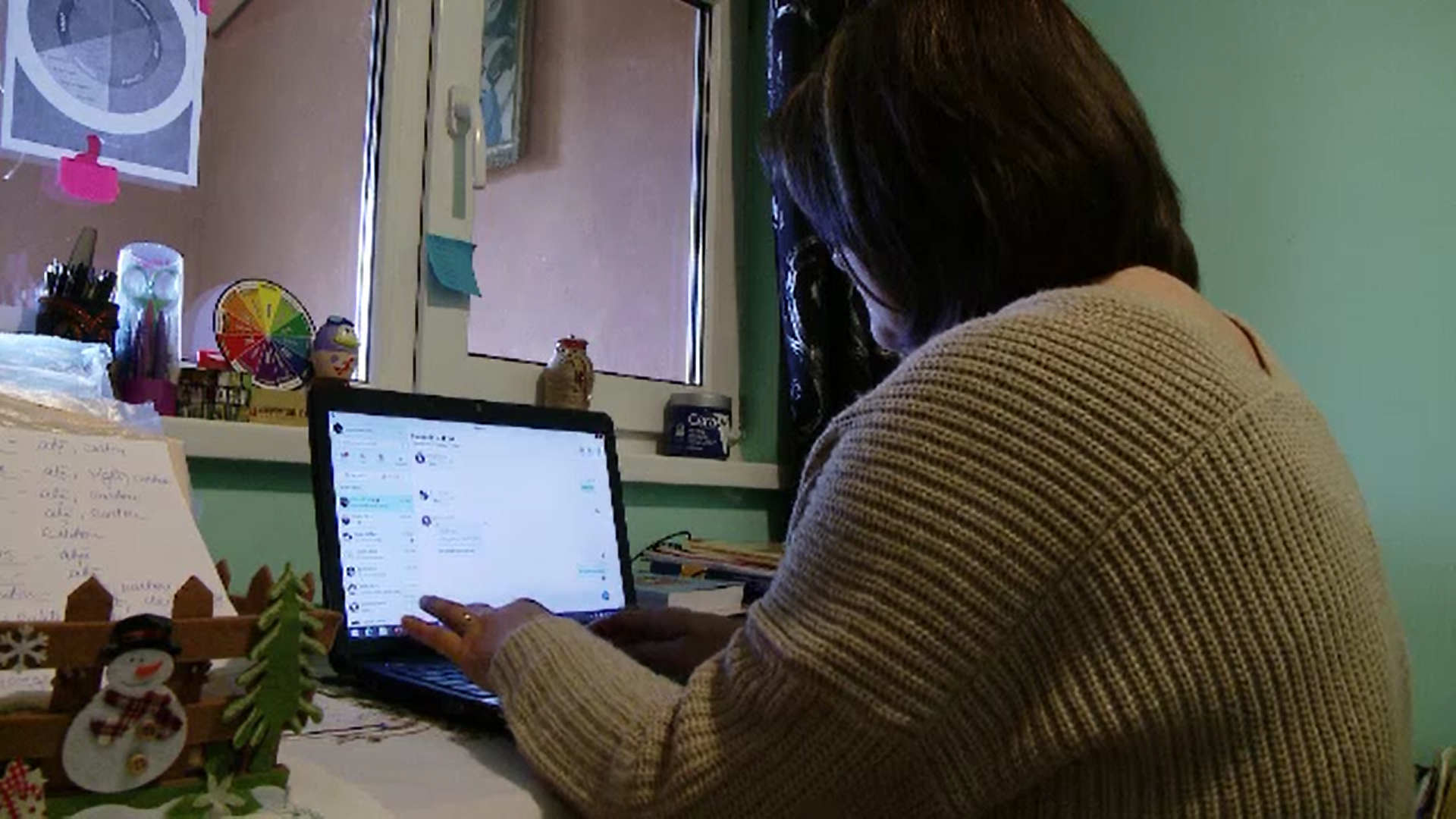 Cum reușesc profesorii să facă față neajunsurilor ridicate de predarea online