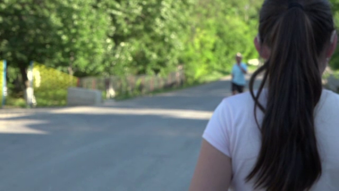 Detalii șocante în cazul unui bărbat care șantaja sexual minore. A obligat-o să stea dezbrăcată în genunchi timp de 8 ore