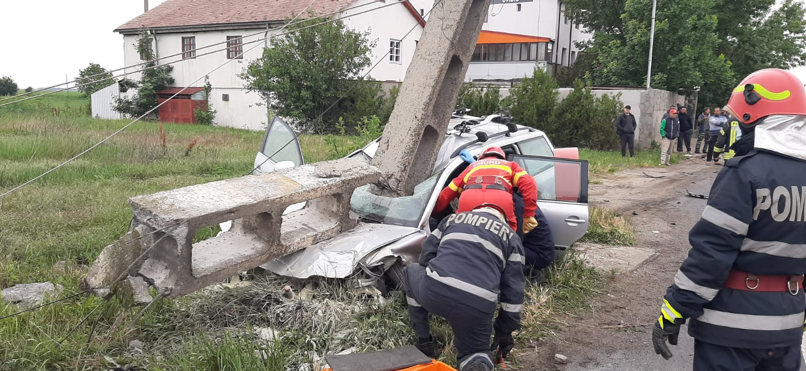 Grav accident de circulație. O mașină a fost lovită atât de tare, încât a rupt un stâlp