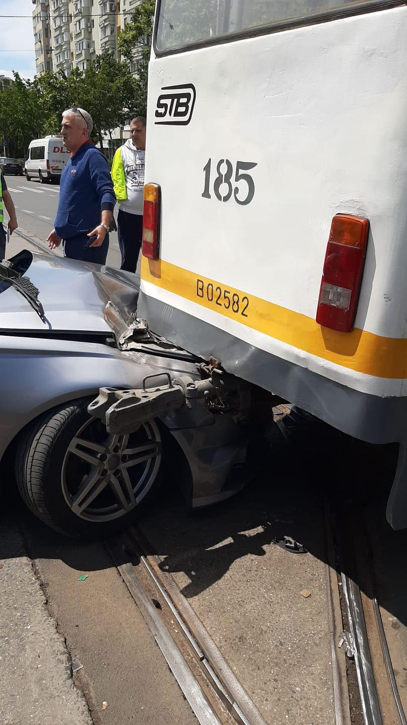 Un tramvai a deraiat și a lovit puternic un autoturism, într-o intersecție din București