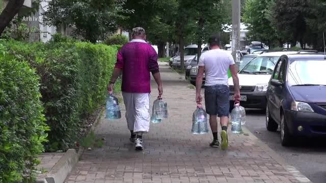Peste 130.000 de români care locuiesc în orașe scot apă din fântână, ca în secolul trecut