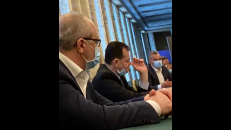 A apărut o nouă fotografie cu premierul Ludovic Orban care pare să încalce legea