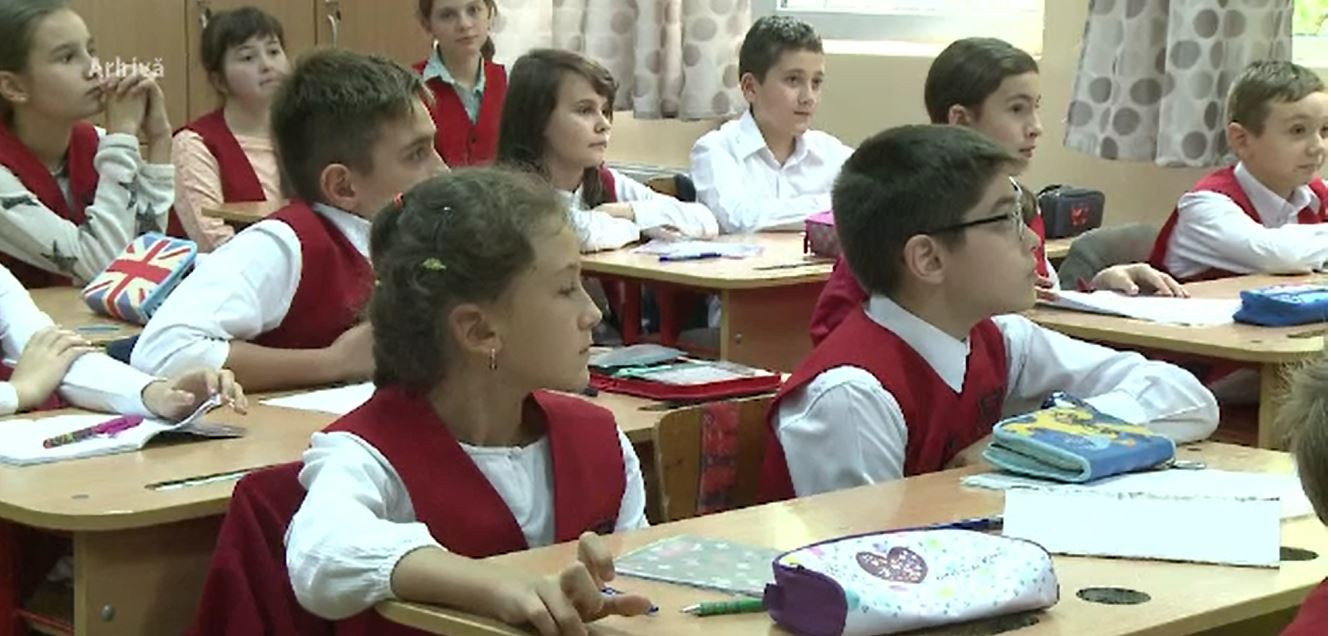 Uniforma școlară ar putea deveni obligatorie. Cum îi poate ajuta acest lucru pe elevi