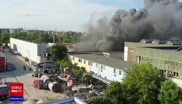 VIDEO. Incendiu cu degajări mari de fum în Bucureşti. Există risc de extindere