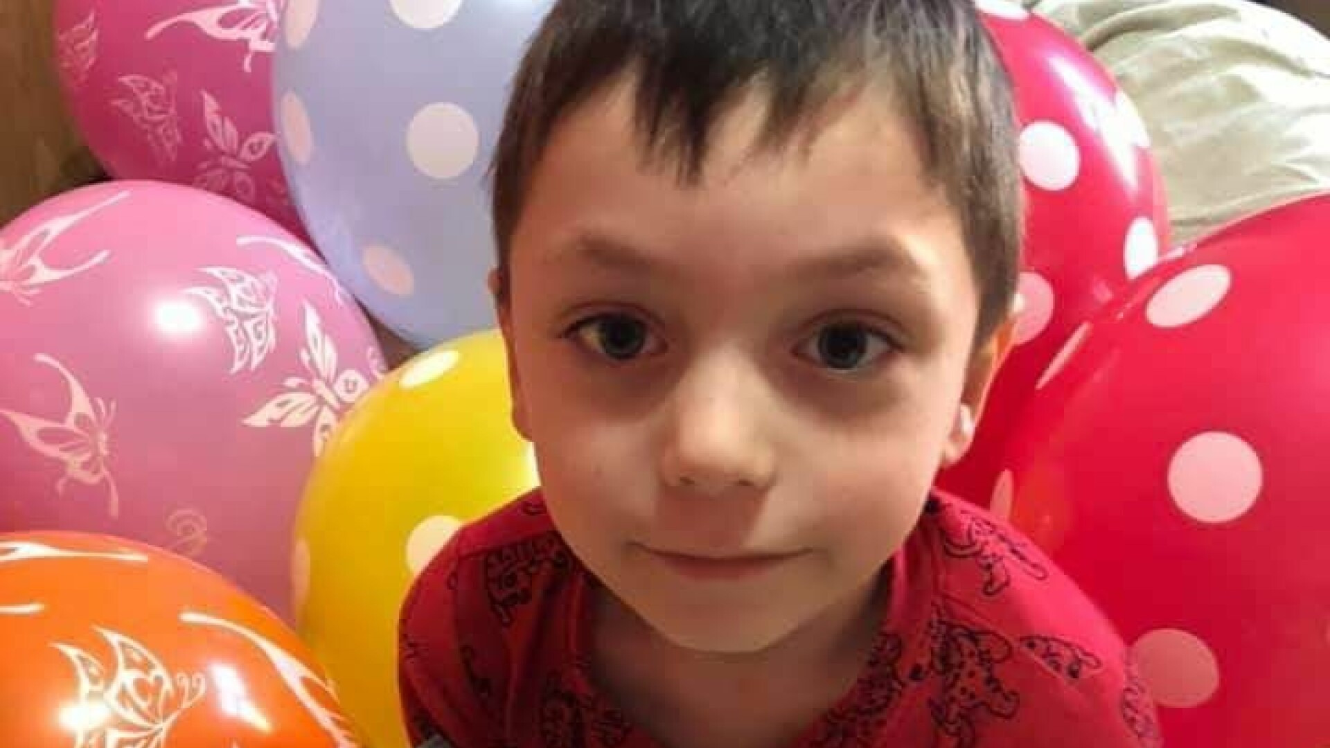 Un copil de 6 ani din Moldova a murit, după ce a căzut în toaleta din curte. Reacția părinților