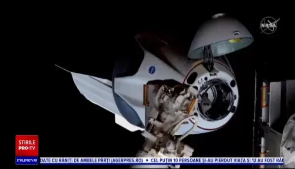 Cum arată capsula SpaceX în interior. Astronauții au ajuns în spațiu cu un „pasager clandestin”