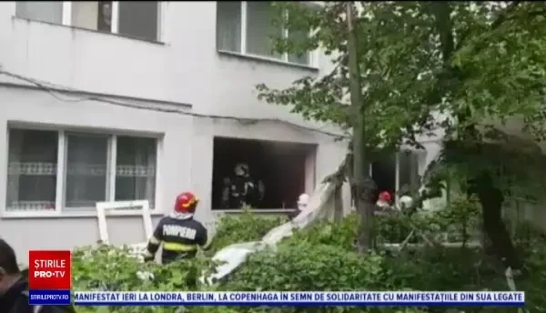 Explozie urmată de incendiu la un bloc din Iași. O persoană a fost rănită