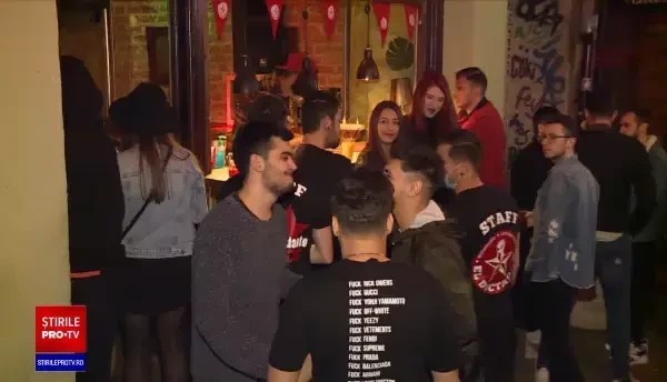 Deschiderea teraselor, sărbătorită de români cu şampanie şi artificii Ce au păţit clienţii fără măşti