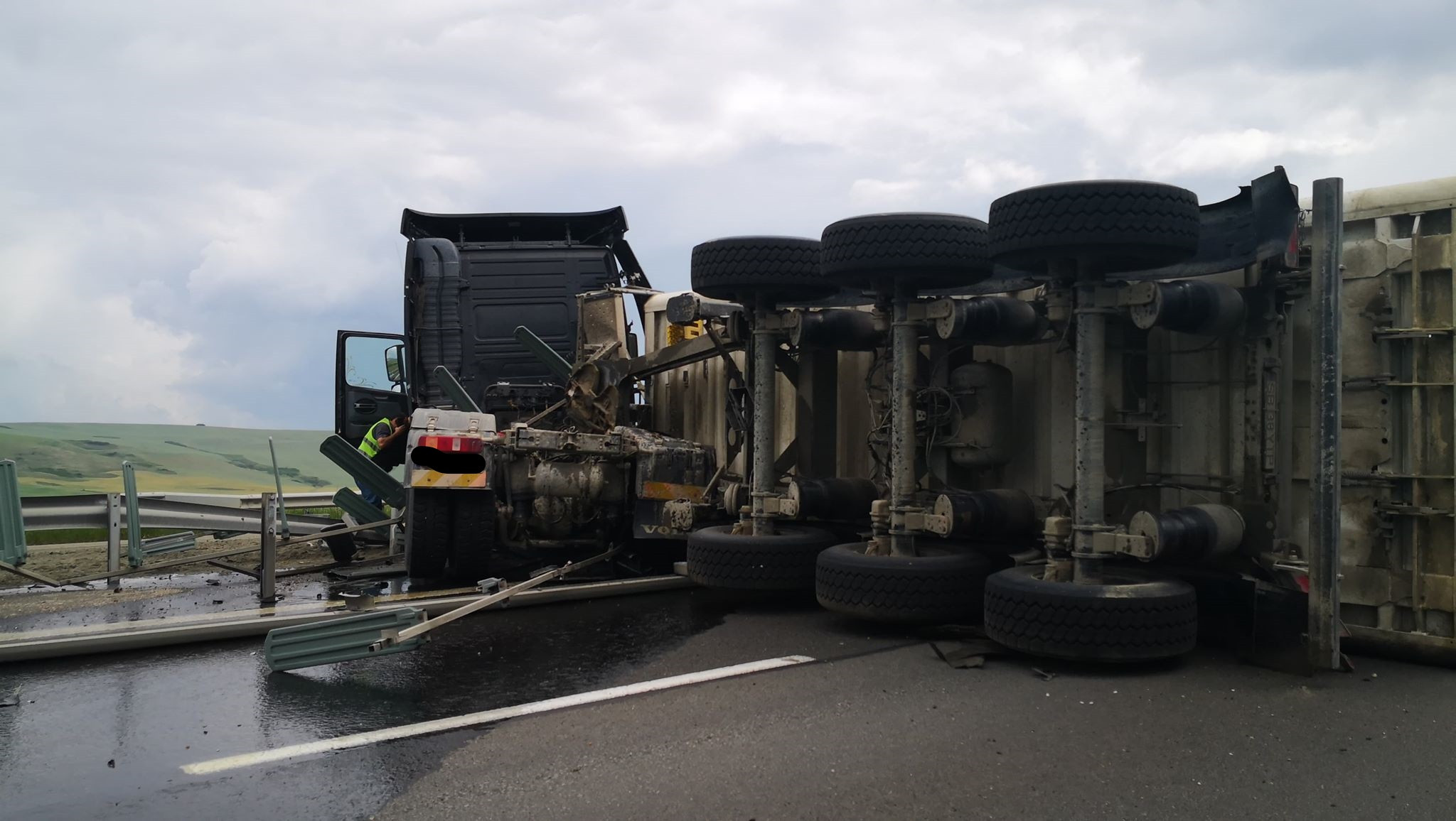 TIR răsturnat pe autostrada Sebeș - Sibiu. Vehiculul a ajuns de-a curmezișul șoselei
