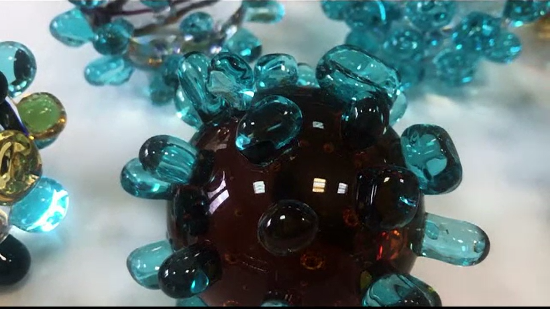 Doi oameni de afaceri din Rusia produc suveniruri în formă de coronavirus