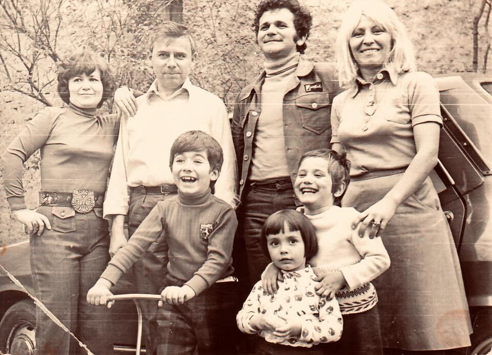 Andreea Esca, Paula Herlo și Rareș Năstase, fotografii și amintiri de colecție din copilărie