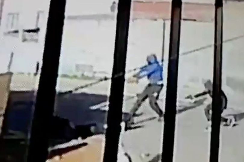 Execuție surprinsă pe camerele de supraveghere. Trei bărbați au ucis un rival cu focuri de armă