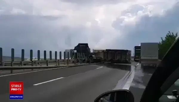 Trafic îngreunat pe autostrada Sebeș-Sibiu, din cauza unui TIR răsturnat pe șosea