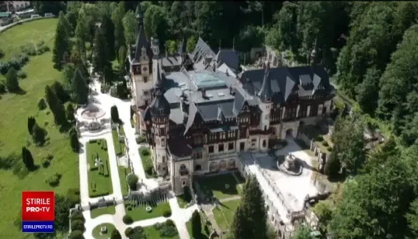Primii turiști la castelul Peleș după încetarea restricțiilor. De ce au fost dezamăgiţi