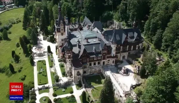 Primii turiști la castelul Peleș după încetarea restricțiilor. De ce au fost dezamăgiţi