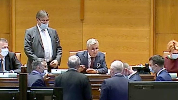 Fostul ministru al Justiției, Florin Iordache, fără mască în Parlament. ”Orban a fost amendat”