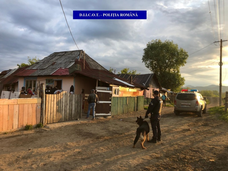 Două persoane din Maramureș, reținute. Sechestrau persoane pe care le obligau să muncească pentru ei până la epuizare