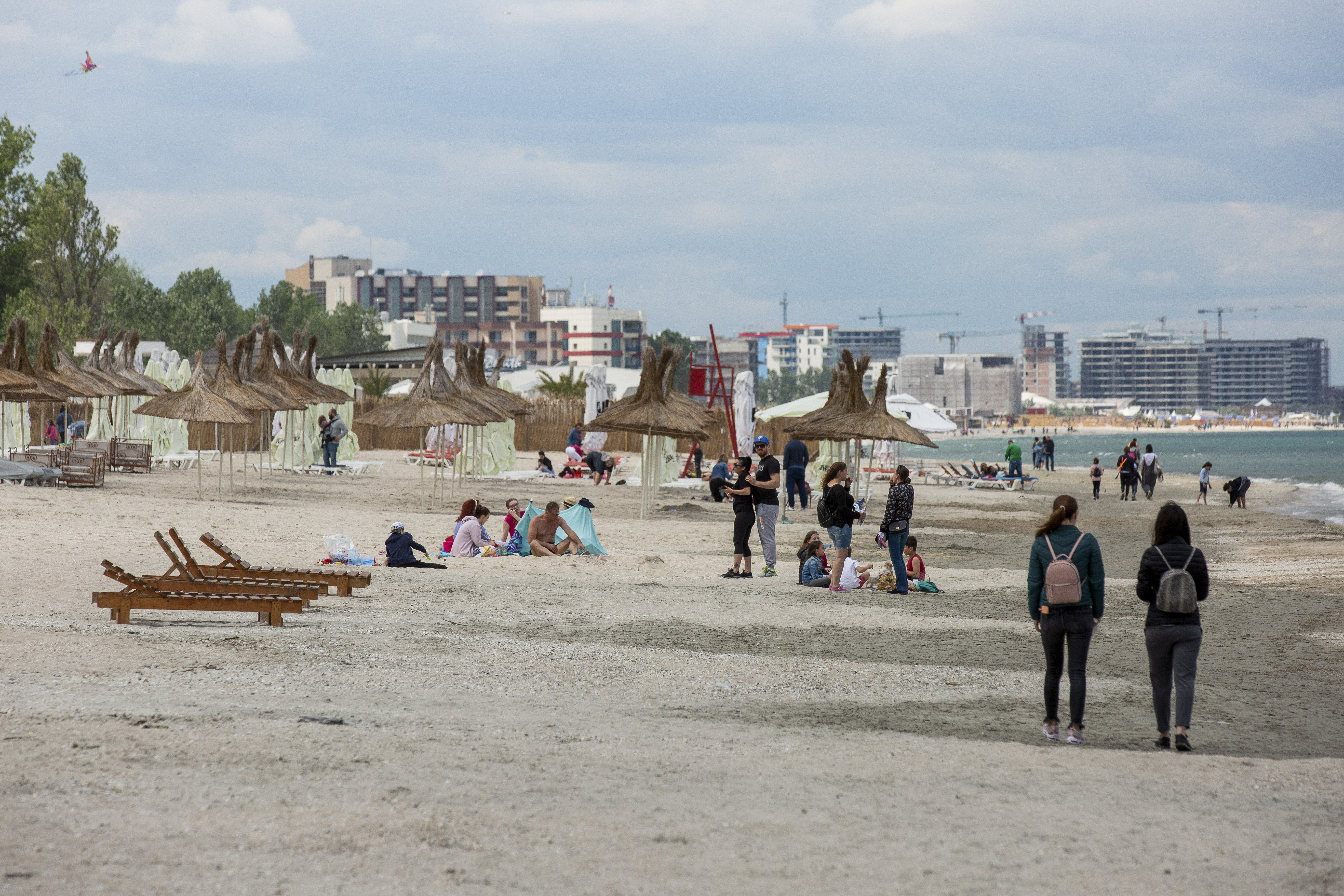 Anunț al Guvernului. Ce se întâmplă cu cei care nu vor să facă plajă pe șezlong