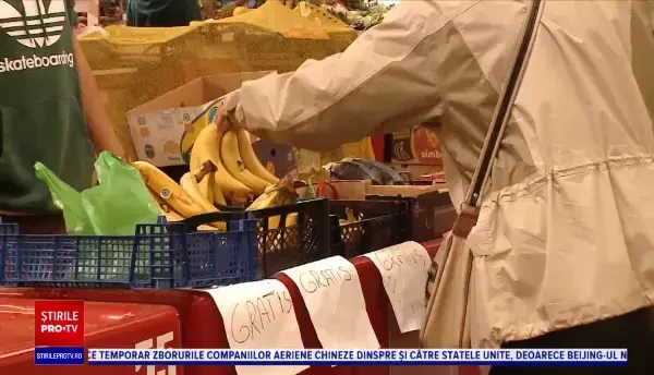 Doi comercianți dintr-o piață din Cluj-Napoca oferă gratuit fructe și legume. Oricine le poate lua