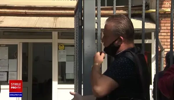 Zeci de bucureșteni au stat la coadă să-și depună dosarele de pensii. Reacția directorului Casei de pensii