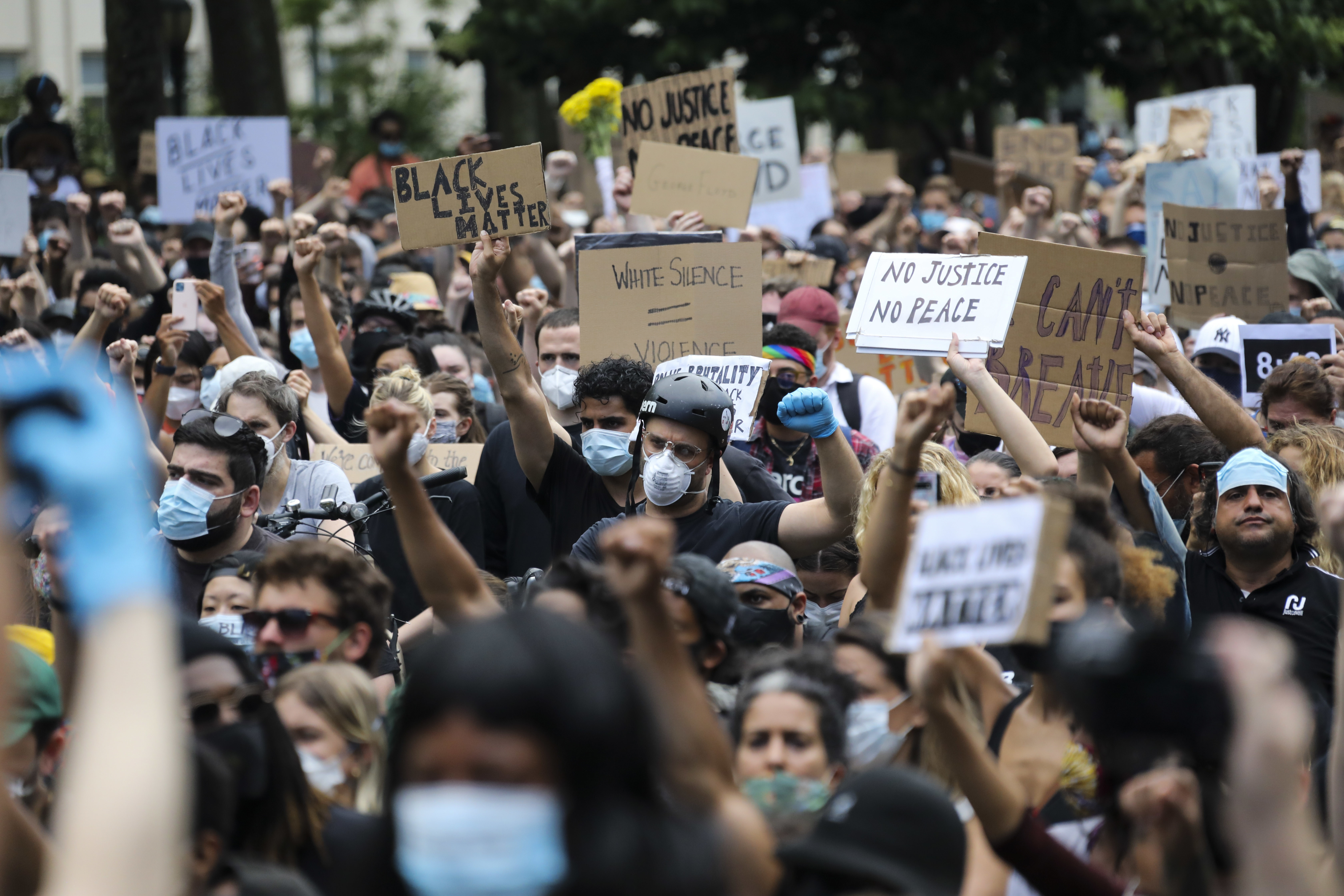 Adunare uriașă în New York pentru a comemora moartea lui George Floyd