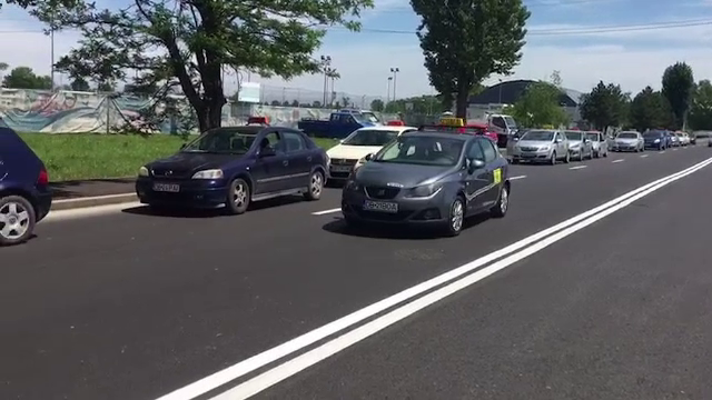 Protest al instructorilor auto, din cauza unei linii continue: "Nu e normal aşa"