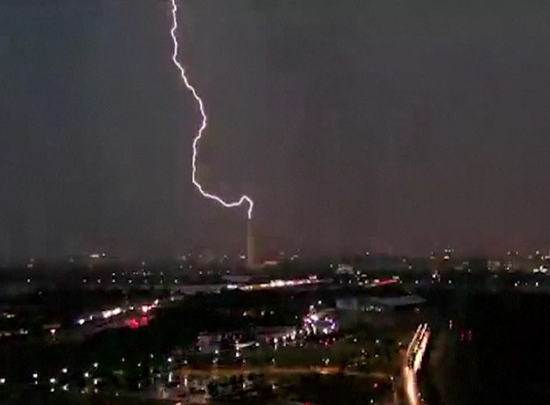 Momentul în care un fulger lovește vârful monumentului dedicat lui George Washington din capitala SUA