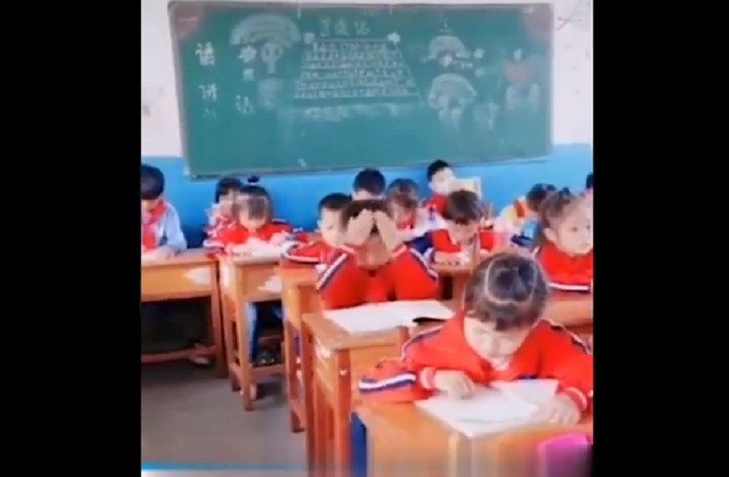 Imagini virale. Metoda inedită găsită de un băiețel pentru a învăța la școală