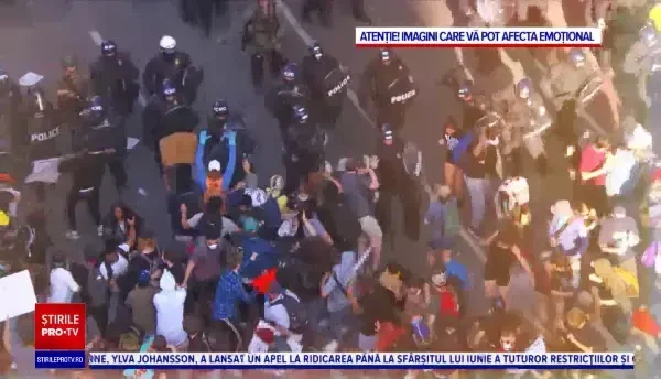 America fierbe. Polițist atacat cu un cuțit, proteste masive și ceremonii de comemorare a lui George Floyd