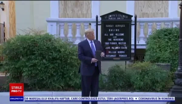 Cele mai amuzante reacții după ieşirea lui Donald Trump cu Biblia în mână