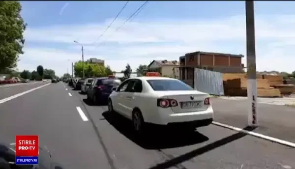 Protest al instructorilor auto, din cauza unei linii continue: "Nu e normal aşa"