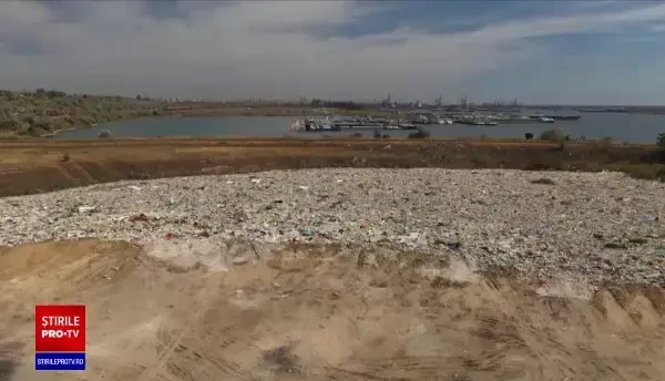 Dezastru ecologic la Constanța. Groapă ilegală de gunoi, găsită chiar pe malul mării