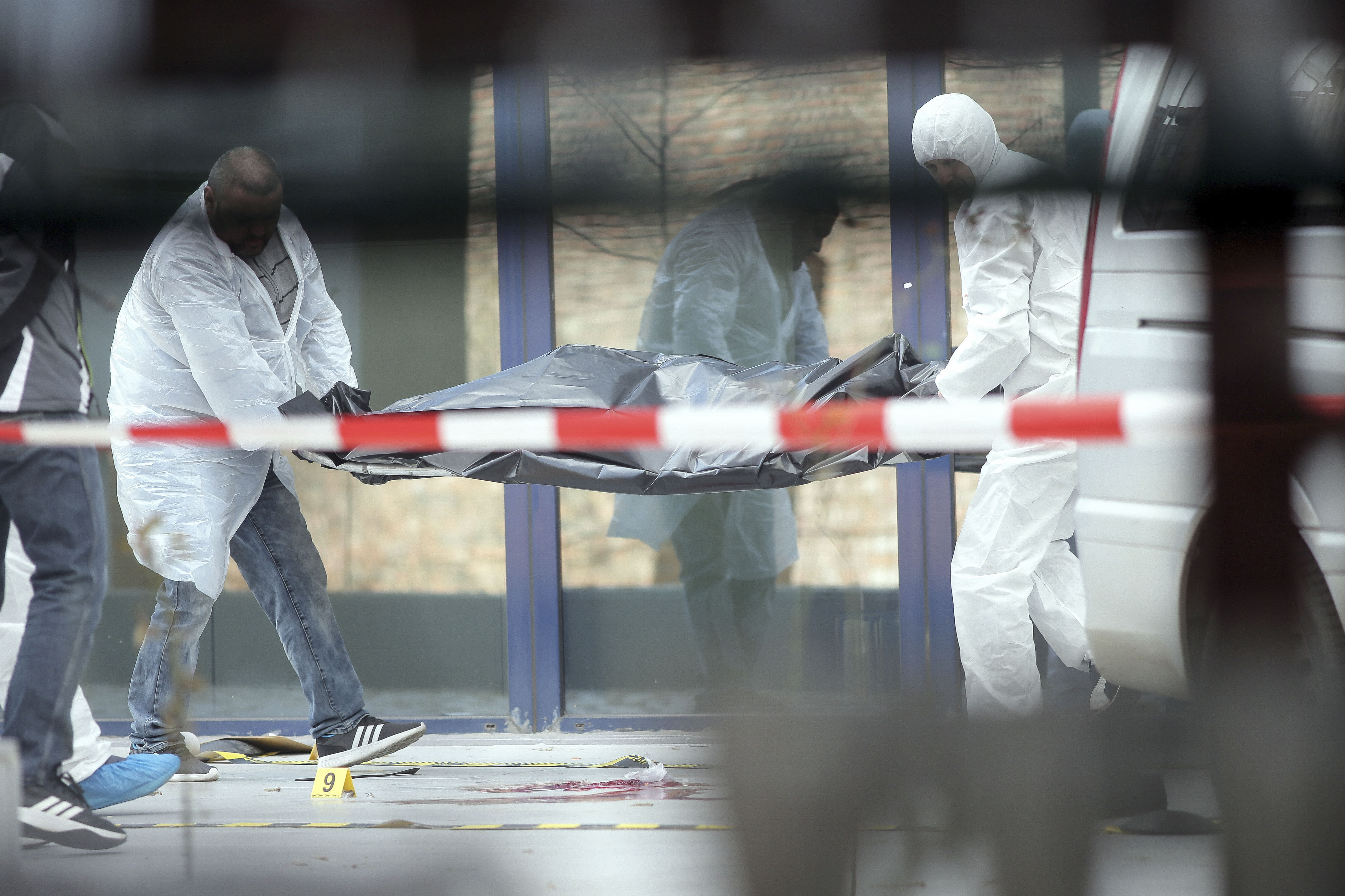 O tânără avocată din Iași a murit după ce s-a aruncat dezbrăcată pe geam de la etajul 6