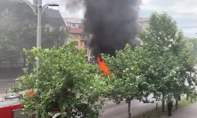 Troleibuz cuprins de flăcări uriașe în Capitală. Reacția lui Firea: E strigător la cer ce se întâmplă