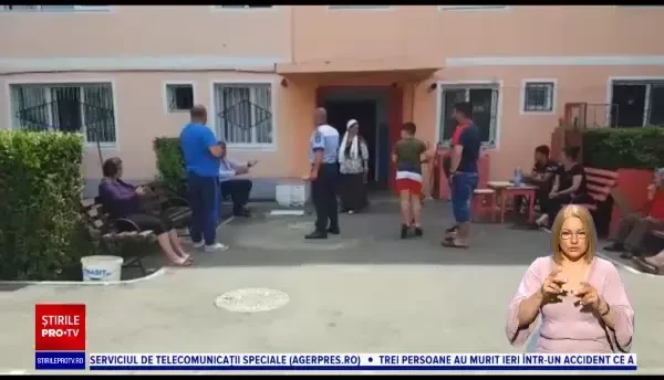 Un bătrân, lovit în cap de un butoi căzut de pe acoperișul blocului