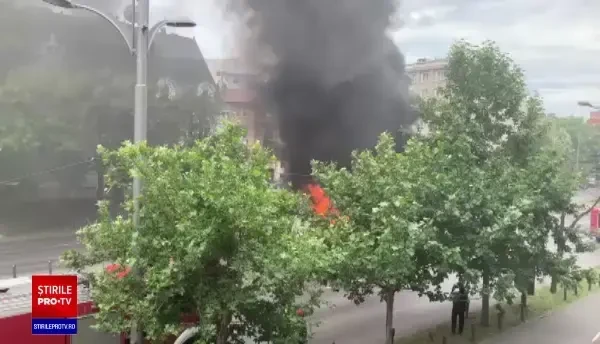 Incendiu puternic pe un bulevard din Capitală. Un troleibuz, cuprins de flăcări uriașe