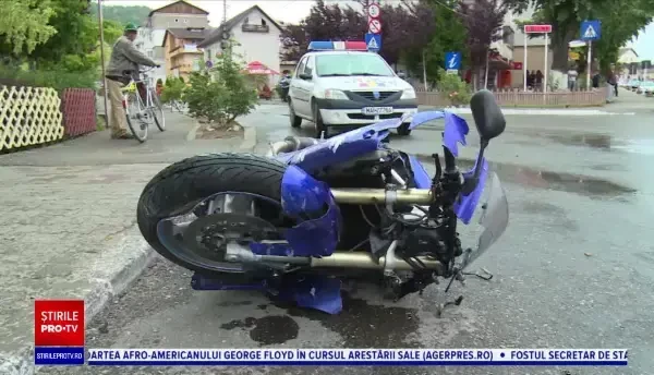 Un motociclist, grav rănit, după ce a intrat într-o mașină: „Părea că are gâtul rupt. Nu se poate să ai viteza asta”