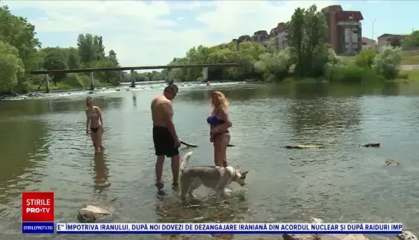 Orădenii au ieșit la plajă. S-au simțit ca la mare pe malul Crișului