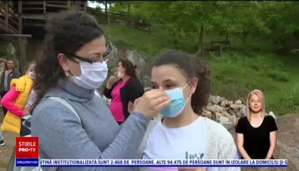 Reacția turiștilor nevoiți să intre cu masca în peșteră: "Sper să nici nu mai fiu nevoită niciodată"