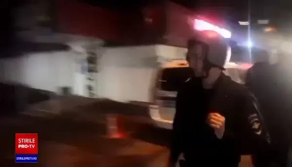 Un bărbat a scos carabina pe geam și a început să tragă în trecători