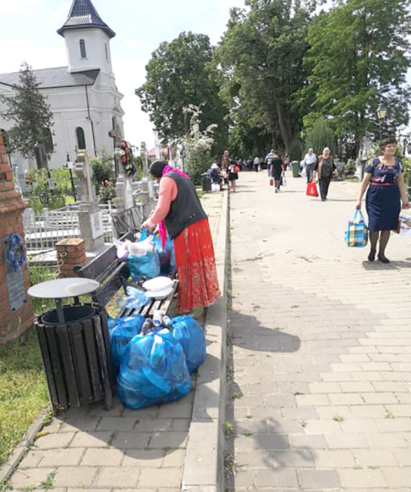 Au primit atâta pomană de Rusalii că au trebuit s-o care cu taxiul acasă