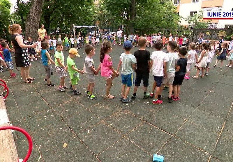 Reguli noi pentru grădinițe: copiii ar putea dormi în corturi. Ce jucării sunt interzise