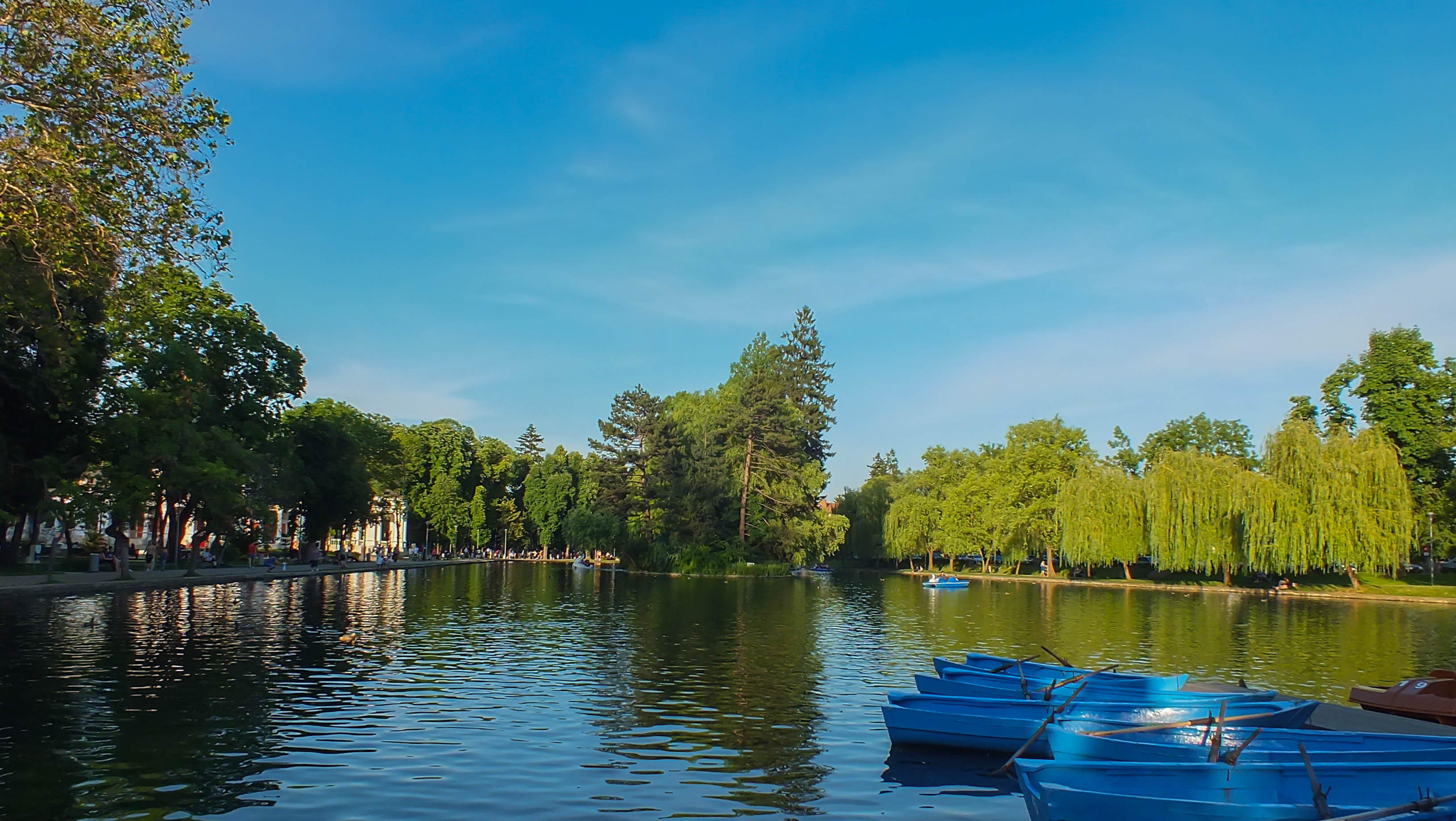 Dosar penal pentru un tânăr care și-a făcut nevoile într-un lac din Cluj. Poate primi 2 ani de închisoare