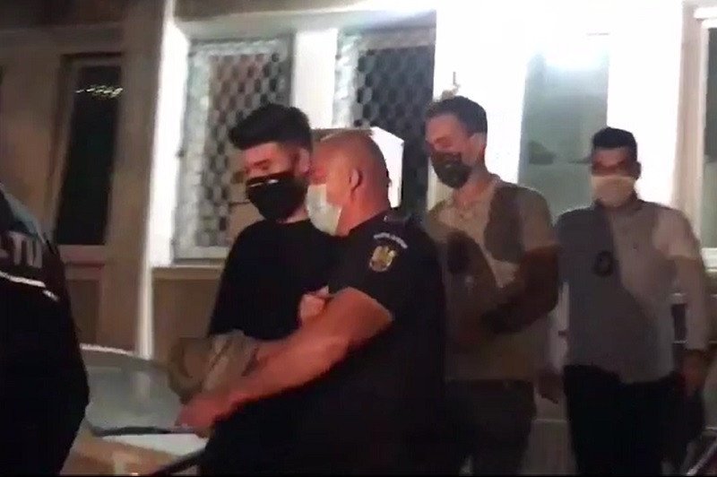 Reacția vloggerului Alexandru Bălan “Colo”, scos cu cătușe din secția de poliție