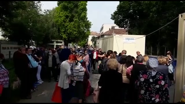 Coadă de sute de persoane în fața Spitalului de Oncologie din Cluj. Oamenii au stat și patru ore