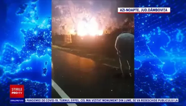 O gospodărie a fost mistuită de flăcări după ce a fost lovită de trăsnet. ”A ars rău”