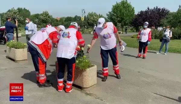 Sindicaliștii din Ambulanța protestează la Parlament cu flori pentru medicii uciși de Covid-19