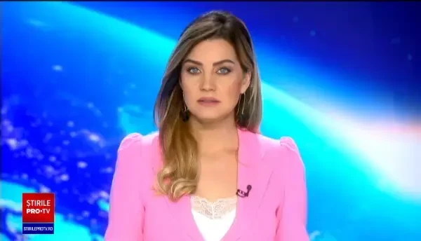 O mașină s-a izbit violent de tramvai. Ce a pățit șoferul și care a fost cauza accidentului