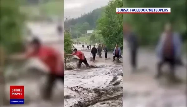 Sute de case, inundate în județul Harghita. Un bătrân a fost salvat de vecini