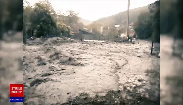 Dezastrul provocat de ploile torențiale. Locuințe, drumuri și culturi au fost inundate